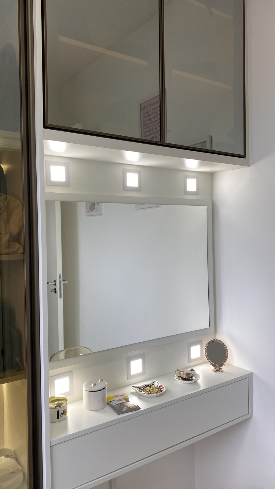 Penteadeira suspensa branca com espelho grande e iluminação LED quadrada integrada ao closet